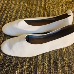 Everlane The Italian Leather Day Glove Flat white sz 8, Ivory ballet flat shoes